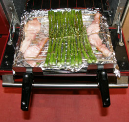 Asparagus under the grill with bacon