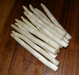 WHite Asparagus ready to peel